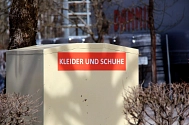 Ein weißer Container auf der Straße. Auf einem roten Streifen steht in weißer Schrift Kleider und Schuhe. © pixabay