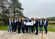 Eine Gruppe von Männern und Frauen hälte zwei Bescheide und ein Schild mit der Aufschrift Zukunftsregion Moorregion Elbe-Weser in die Kamera. © Zukunftsregion Moorregion Elbe-Weser