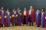 Landrat Marco Prietz und Kirsten Holsten wurden in die Weinbruderschaft „Confrérie des vins Sainte-Foy-Côtes-de-Bordeaux“ aufgenommen. © Landkreis Rotenburg (Wümme)