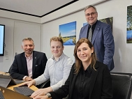 Dezernent Dr. Torsten Lühring, Robin Niederste-Ostholt aus dem Bauamt, Bauamtsleiterin Ayse Gül und Landrat Marco Prietz © Landkreis Rotenburg (Wümme)