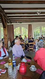 Ein Saal, viele Leute sitzen an runden Tischen. © Landkreis Rotenburg (Wümme)