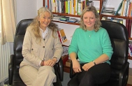 Marina Kerrutt und Jenny Homfeldt sitzen auf zwei schwarzen Stühlen vor einem bunten Bücherregal und schauen in die Kamera. © Landkreis Rotenburg (Wümme)