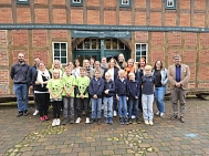 Schülerinnen und Schüler, verschiedene Referenten und Teilnehmer und der Bildungskoordinator der Bildungsregion stehen vor dem Mehrgenerationenhaus in Waffensen. © Landkreis Rotenburg (Wümme)