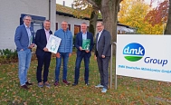 Eine Gruppe von 5 Männern steht neben einem Schild auf dem Gelände der DKM. © DMK Group von Powerhouse Nord e.V.